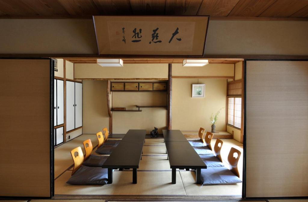 Posezení v ubytování IZUYASU Traditional Kyoto Inn serving Kyoto cuisine