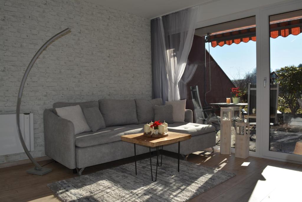 uma sala de estar com um sofá e uma mesa em Ferienwohnung Günter im Tonbachtal em Baiersbronn