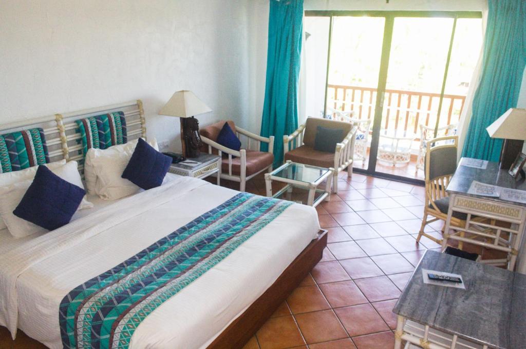 Postel nebo postele na pokoji v ubytování Diani Reef Beach Resort & Spa - Your Beachfront Bliss Awaits