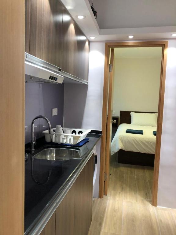 Rúm í herbergi á New hoover hostel