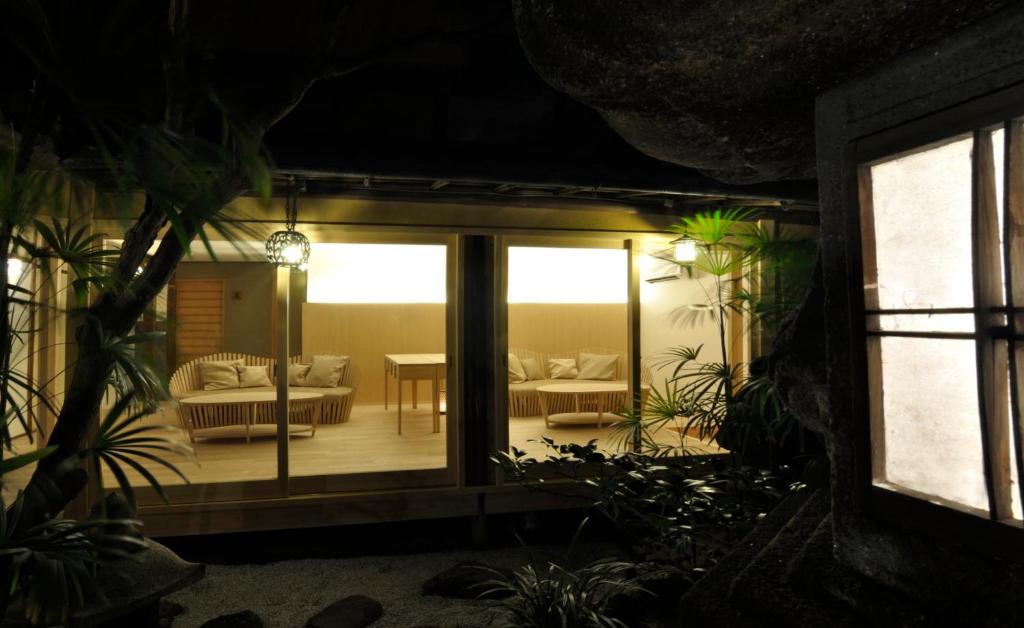 Patio nebo venkovní prostory v ubytování IZUYASU Traditional Kyoto Inn serving Kyoto cuisine