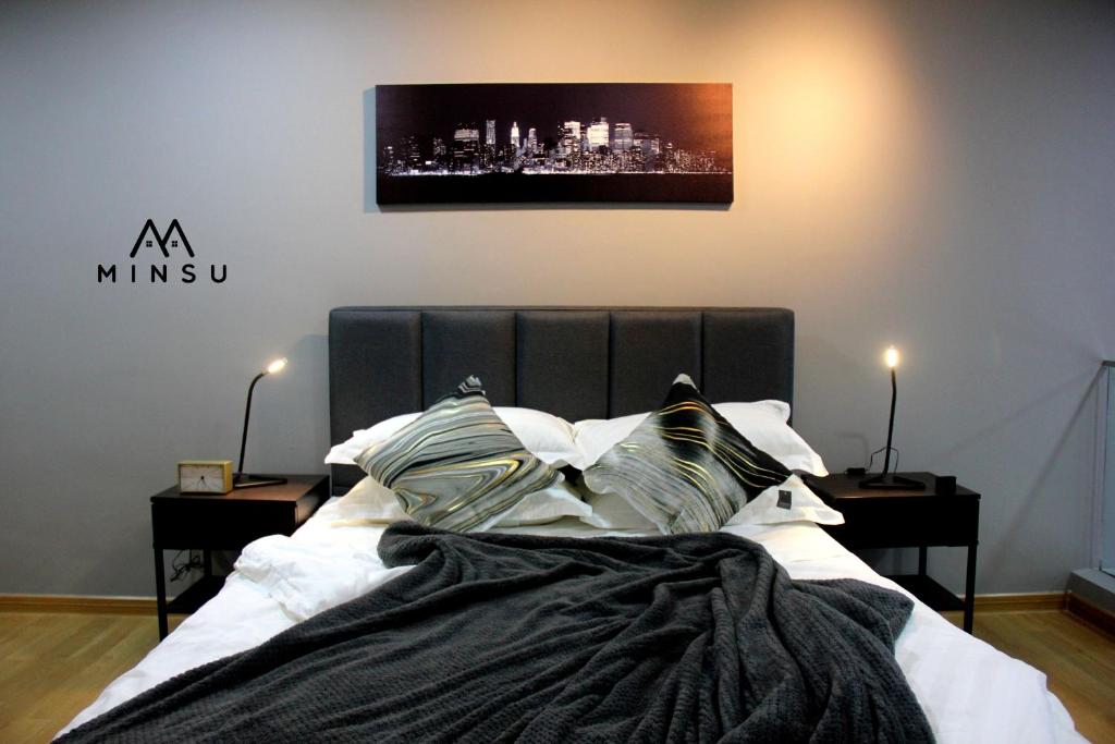 Minsu (Ekocheras) في كوالالمبور: غرفة نوم بسرير ذو شراشف ووسائد بيضاء