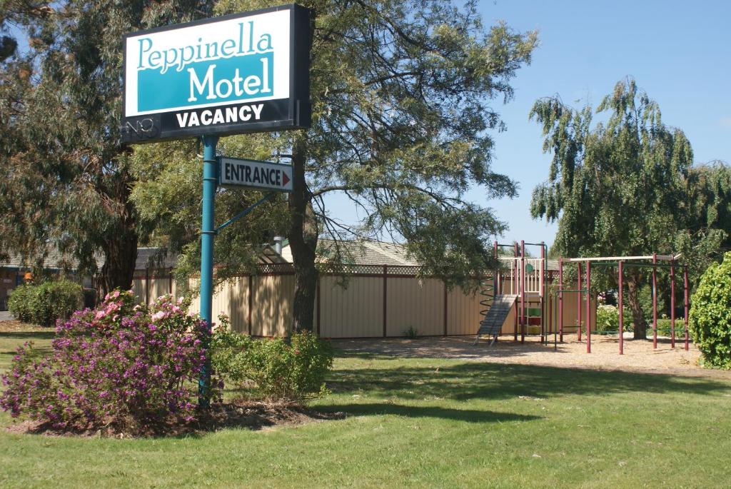 ein Schild in einem Park mit Spielplatz in der Unterkunft Peppinella Motel in Ballarat