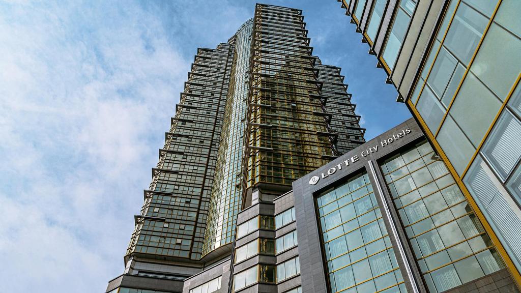 un grand bâtiment avec un panneau sur son côté dans l'établissement LOTTE City Hotel Mapo, à Séoul