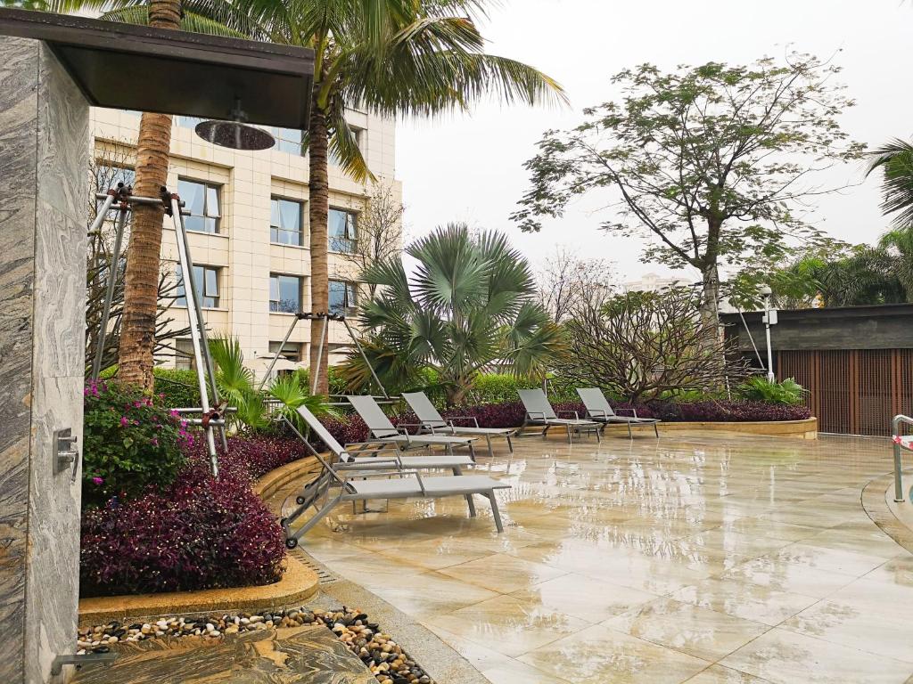 Bazén v ubytování Vignette Collection Haikou Yatter Hotel by IHG nebo v jeho okolí