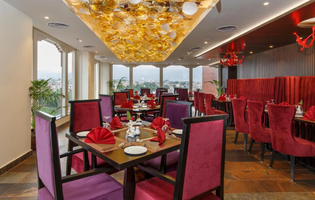 Posezení v ubytování Ramada by Wyndham Kathmandu Dhumbarahi