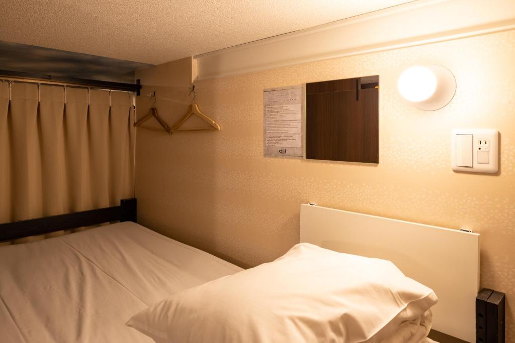 Postel nebo postele na pokoji v ubytování Hotel Owl Tokyo Nippori