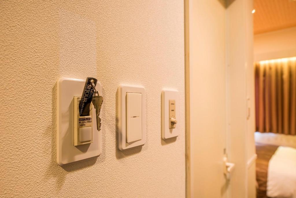 a door with a lock on a wall at Sejour Inn Nagarekawa in Hiroshima