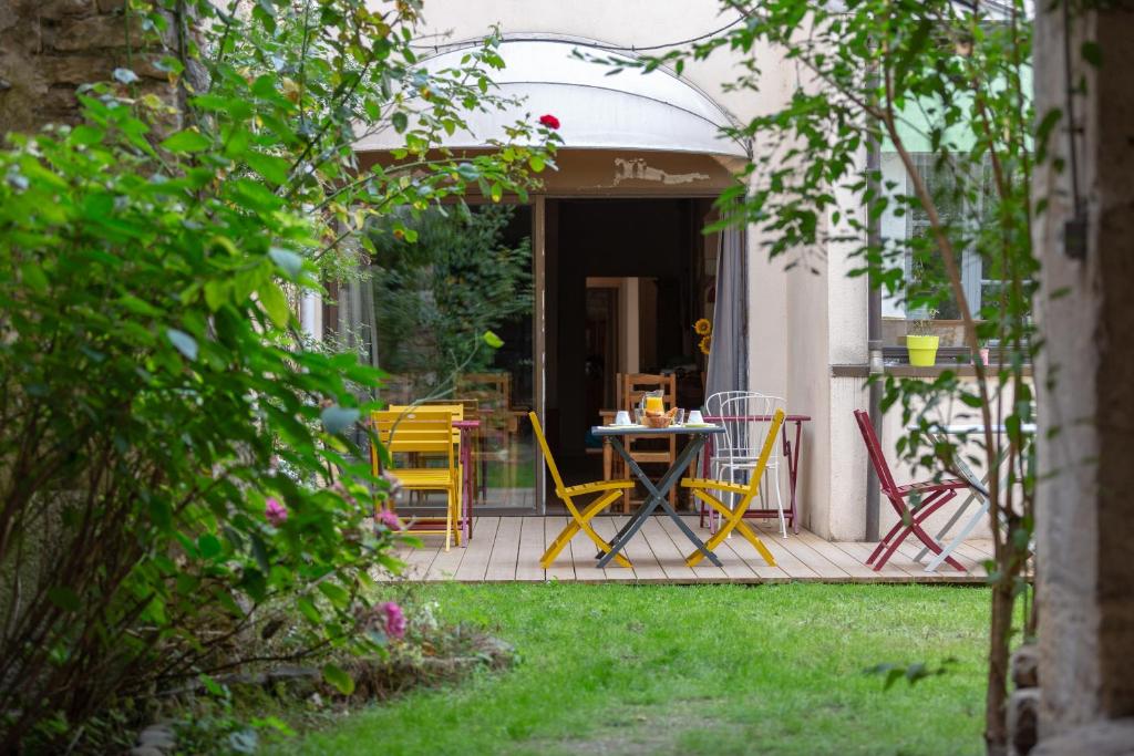 eine Terrasse mit Stühlen und einem Tisch im Hof in der Unterkunft Hôtel République in Dijon