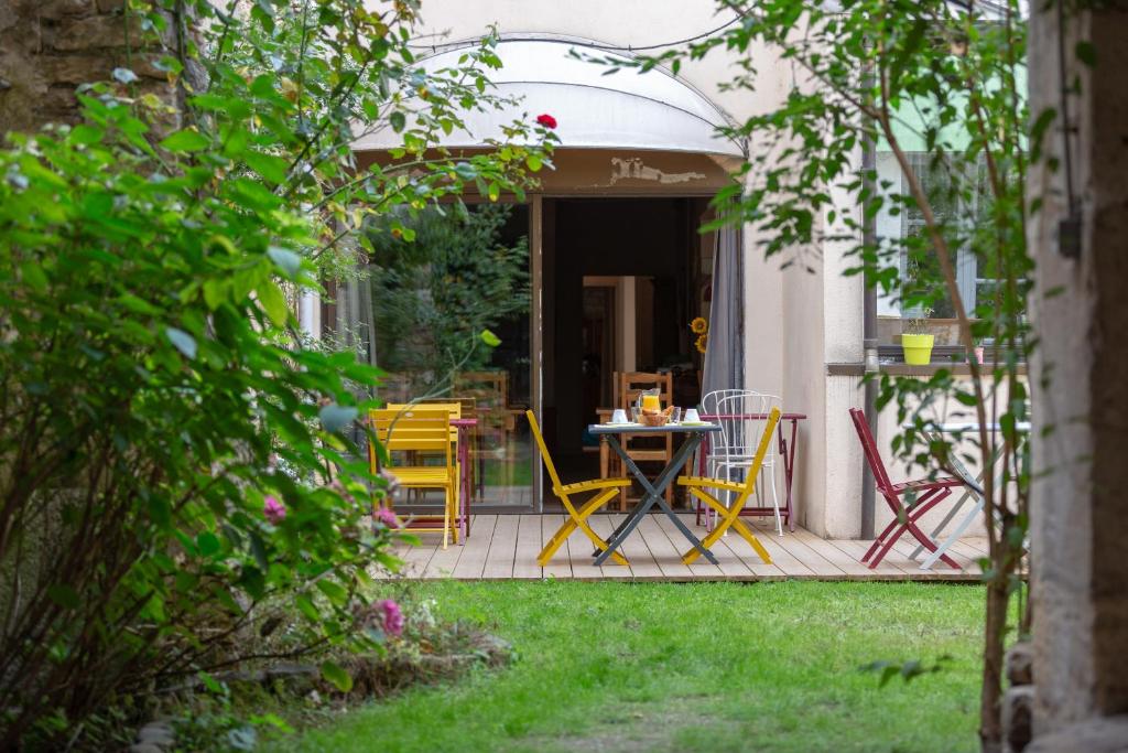 d'une terrasse avec des chaises et une table dans la cour. dans l'établissement Hôtel République, à Dijon