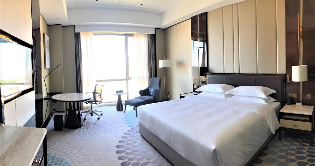 Postel nebo postele na pokoji v ubytování Vignette Collection Haikou Yatter Hotel by IHG