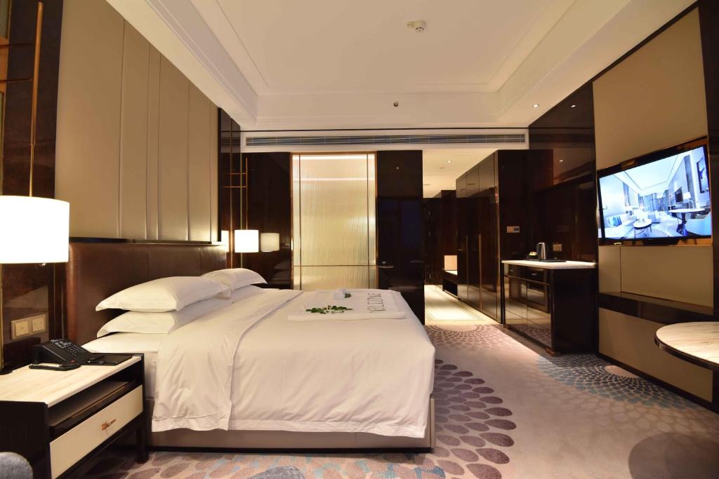 Postel nebo postele na pokoji v ubytování Vignette Collection Haikou Yatter Hotel by IHG