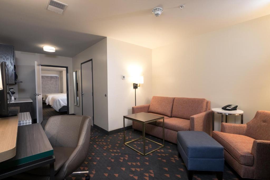 Holiday Inn & Suites Kalamazoo West photo