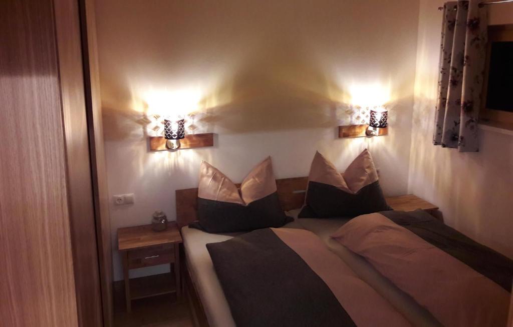 1 dormitorio con 1 cama y 2 luces en la pared en Chalet Vacanza en Brand