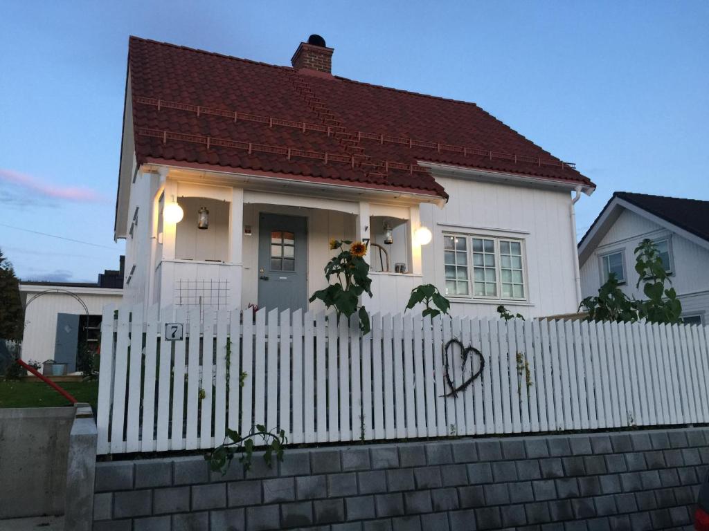 una casa blanca con una valla blanca en The Gingerbread House, en Lillehammer