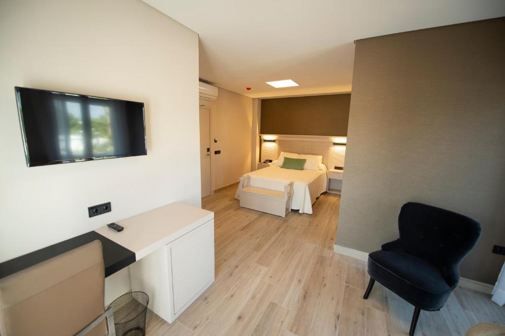 Televízia a/alebo spoločenská miestnosť v ubytovaní Hotel Diufain