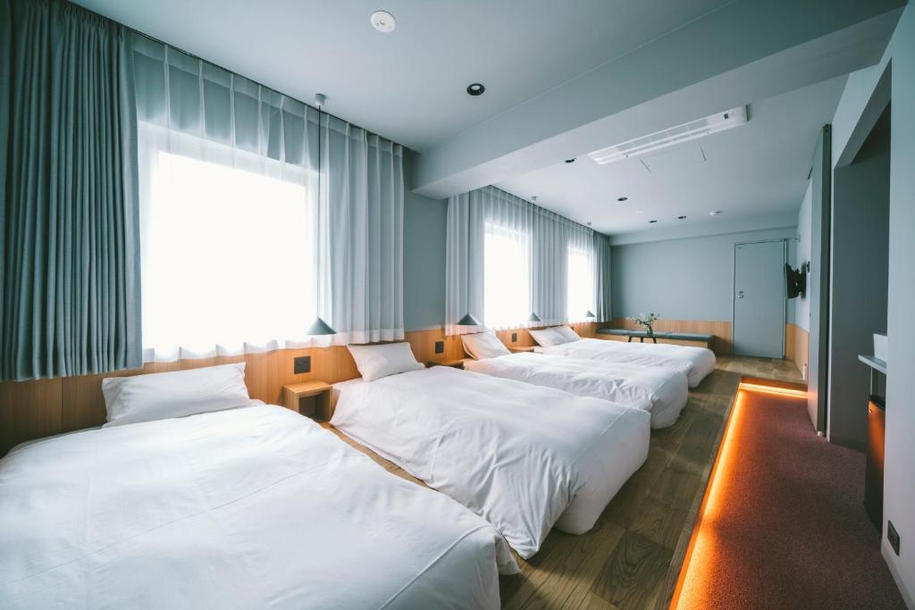 Postel nebo postele na pokoji v ubytování LANDABOUT TOKYO