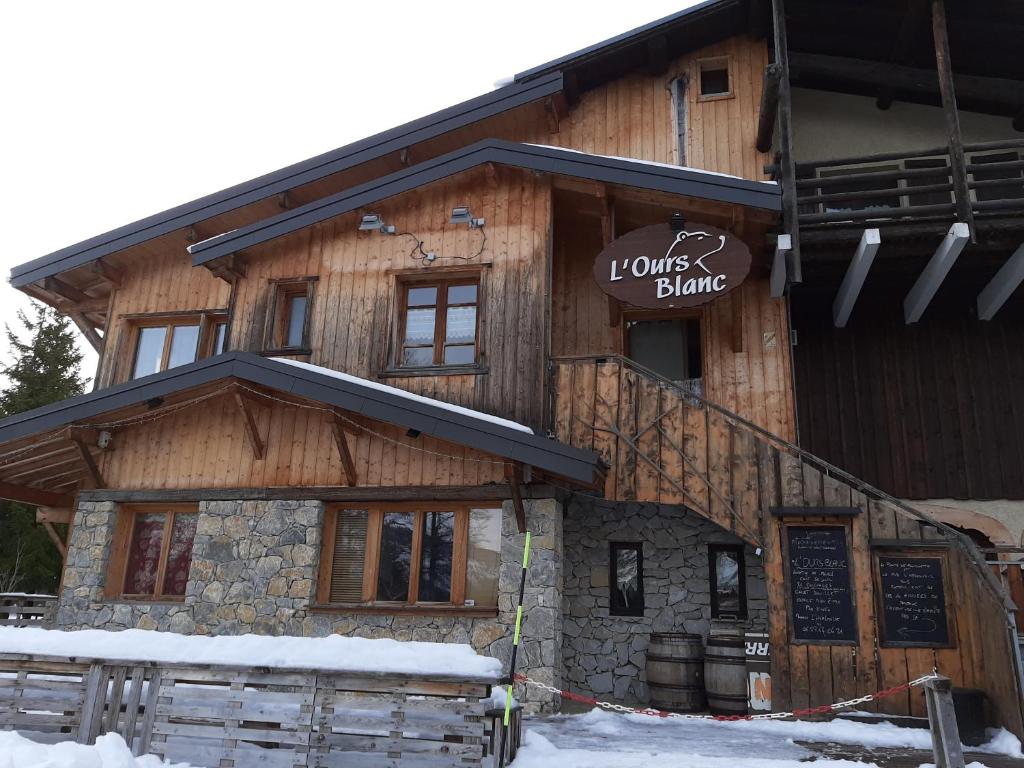 un bâtiment avec un panneau indiquant la grange de litton dans l'établissement L'Ours Blanc, à La Féclaz