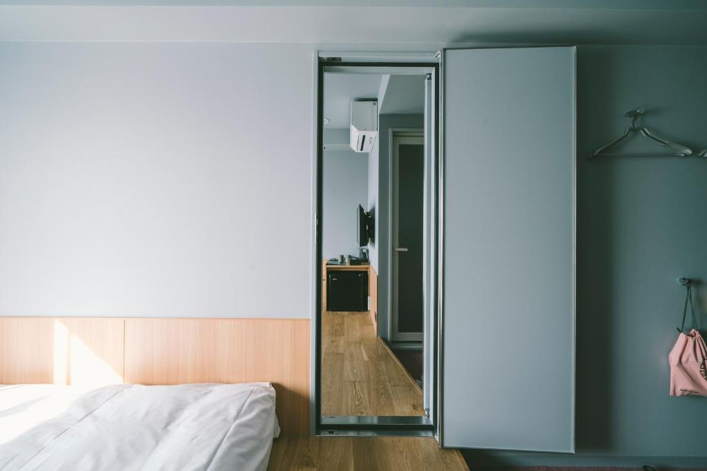 Postel nebo postele na pokoji v ubytování LANDABOUT TOKYO