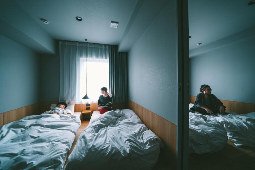 Postel nebo postele na pokoji v ubytování LANDABOUT TOKYO