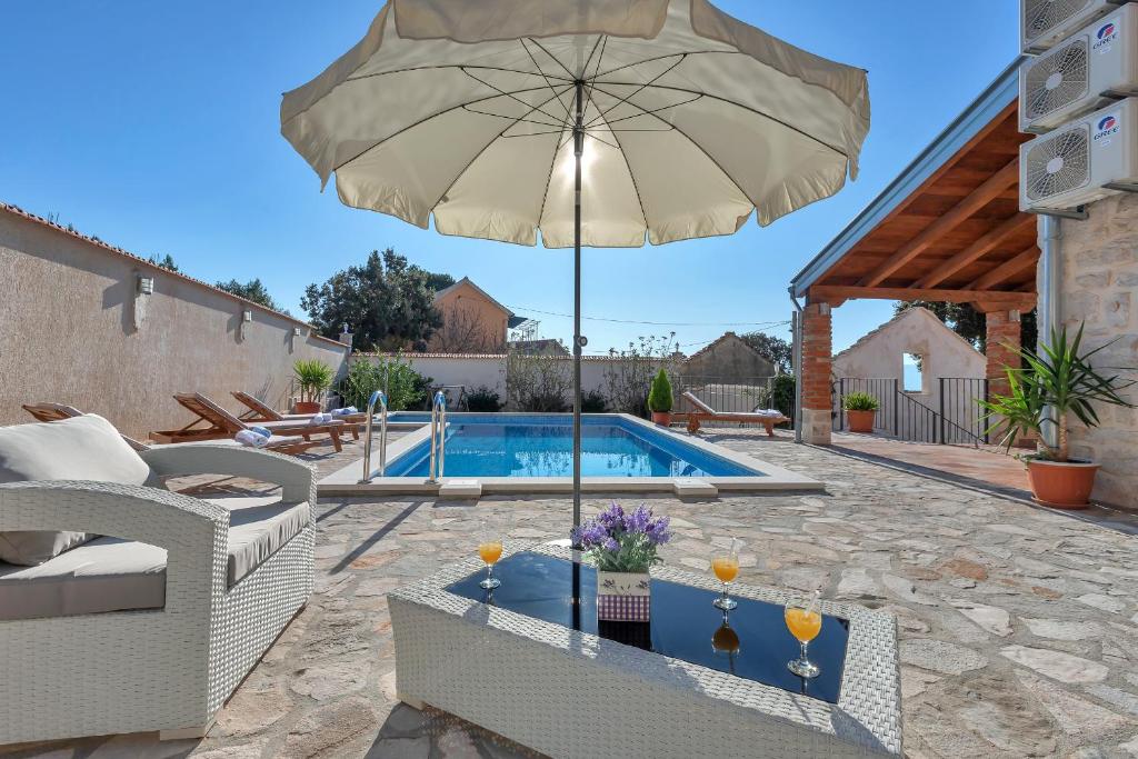 Bazén v ubytovaní Holiday home Mia alebo v jeho blízkosti
