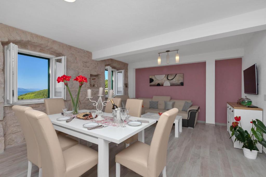 Televízia a/alebo spoločenská miestnosť v ubytovaní Holiday home Mia