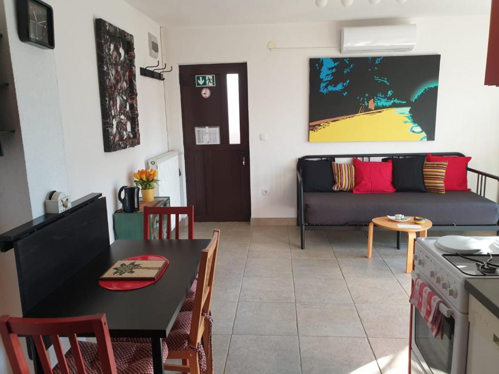 uma sala de estar com um sofá e uma mesa em Apartments Livun Tuheljske Toplice em Tuheljske Toplice
