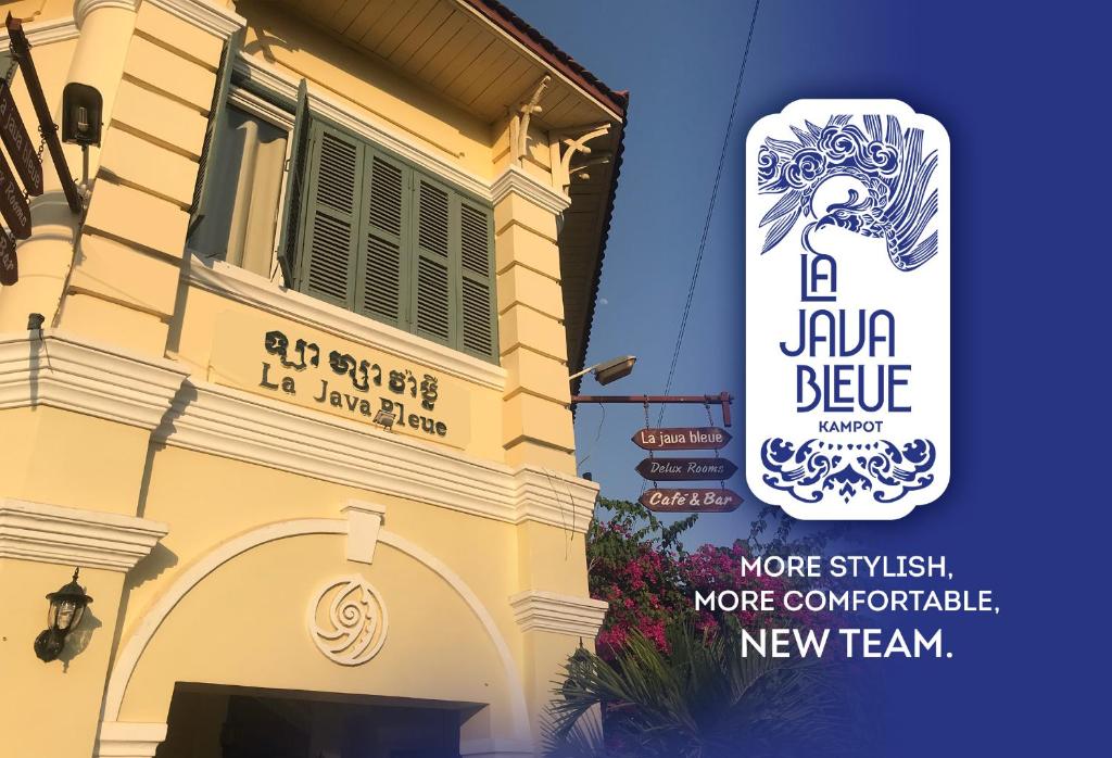 um edifício com um sinal na lateral em Hotel La Java Bleue em Kampot