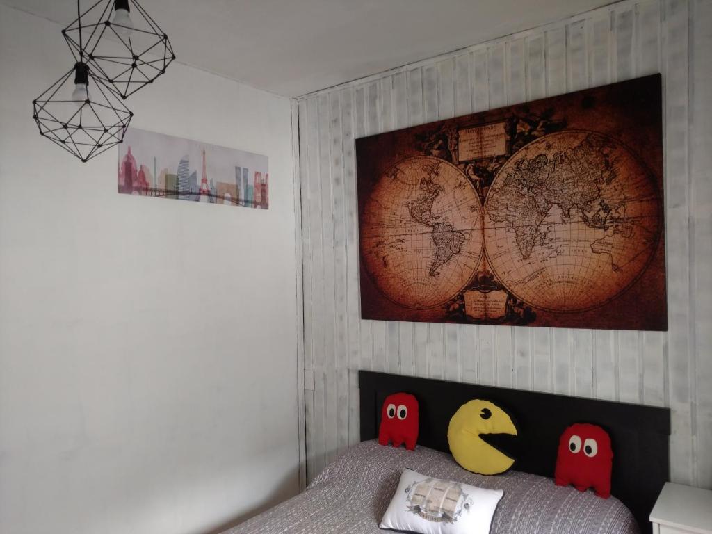 1 dormitorio con 1 cama con mapa en la pared en Hermoso departamento para viajeros en San Fernando
