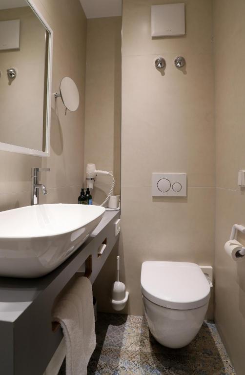 Een badkamer bij MOMA1890 Boutique Hotel