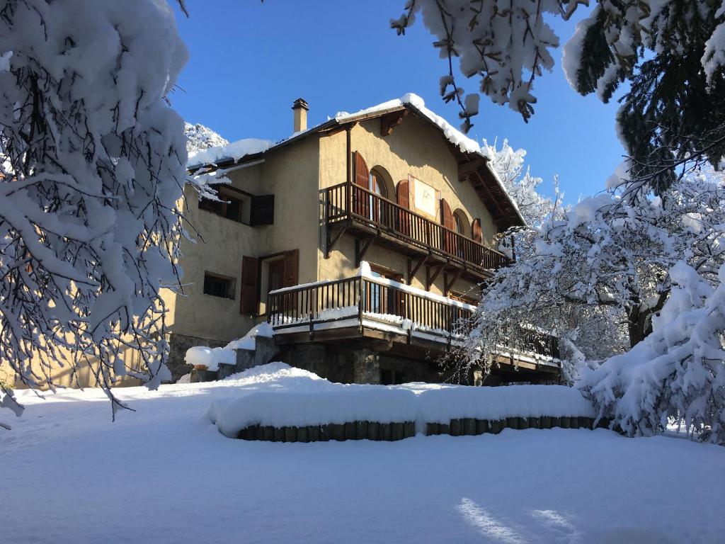 een huis met een balkon in de sneeuw bij Plein soleil in Briançon