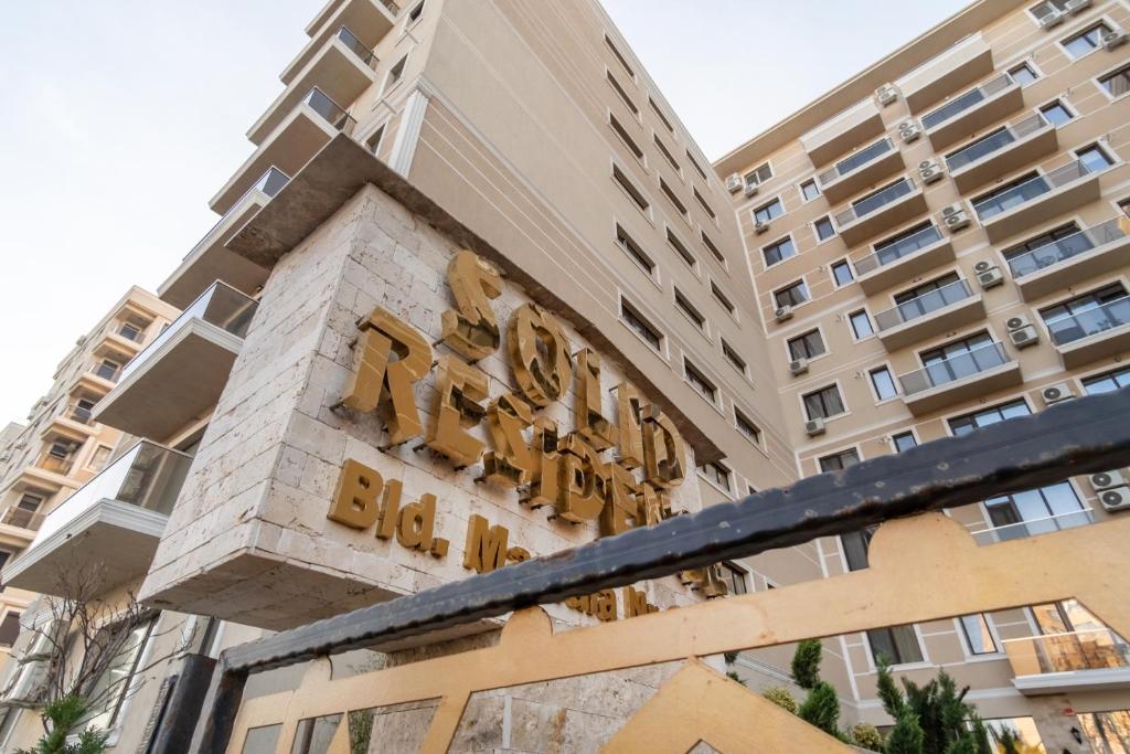 un cartello su un edificio di fronte a un edificio di Solid Residence Apartments a Mamaia