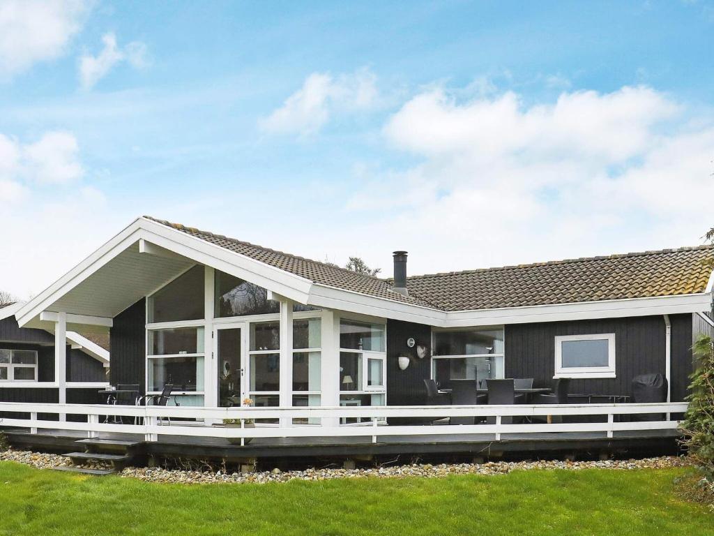 una casa con un exterior blanco y negro en 6 person holiday home in Svendborg en Svendborg