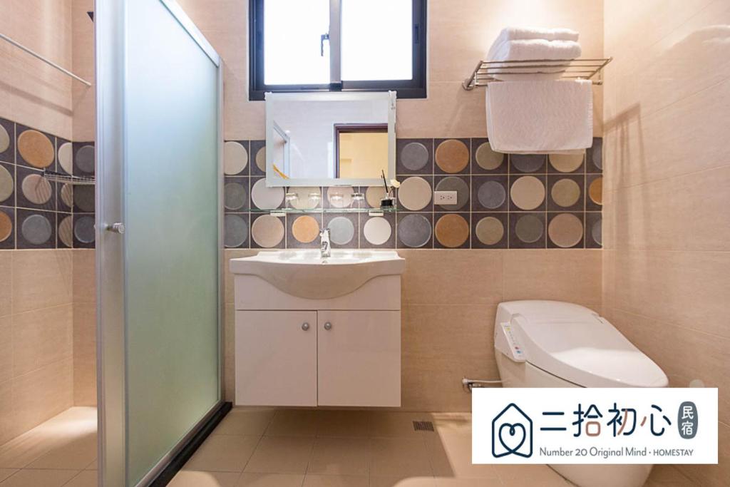 ein Badezimmer mit einem WC, einem Waschbecken und einem Spiegel in der Unterkunft NO 20 Original Mind in Beipu