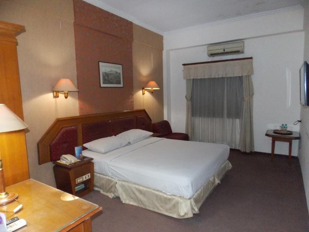 Postel nebo postele na pokoji v ubytování Puri Mega Hotel
