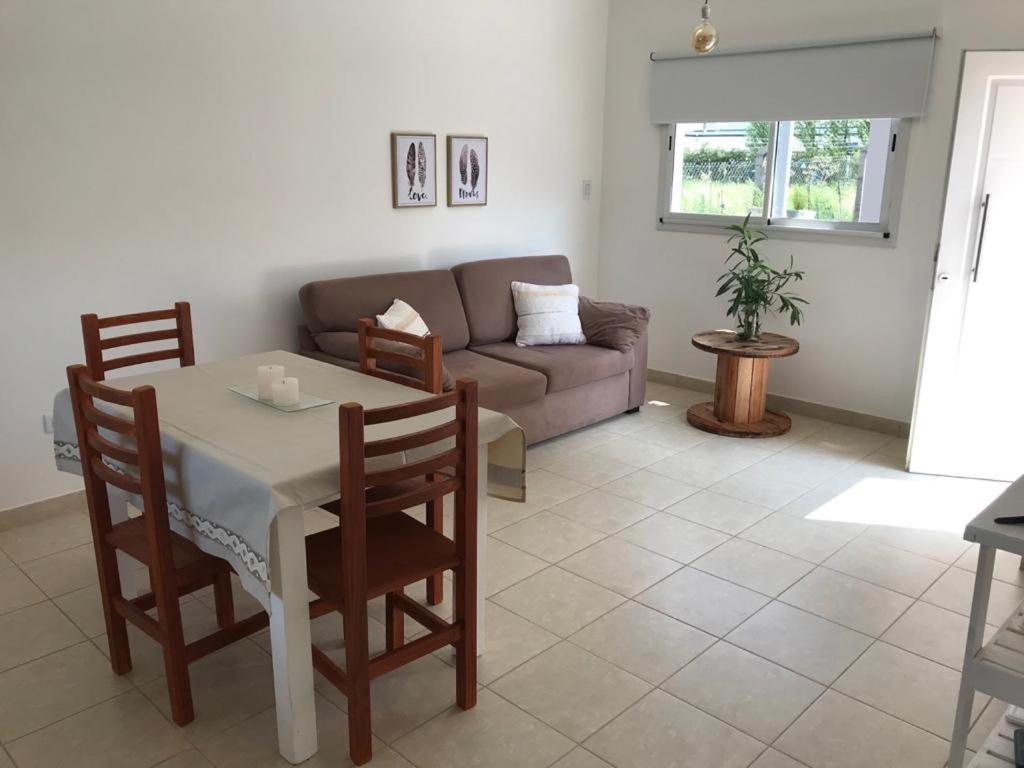 Alquiler Temporario Los Olivos في جونين: غرفة معيشة مع طاولة وأريكة