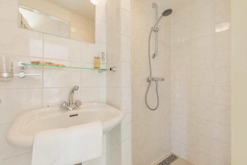 Koupelna v ubytování LOT Hotel
