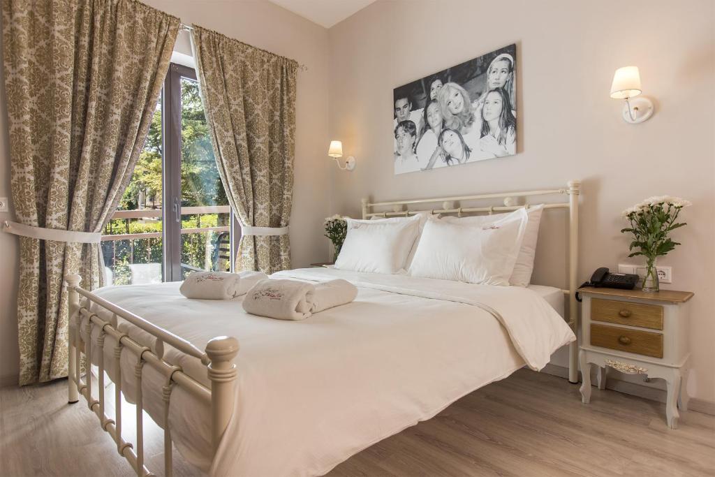 Postel nebo postele na pokoji v ubytování Theatro Hotel Odysseon