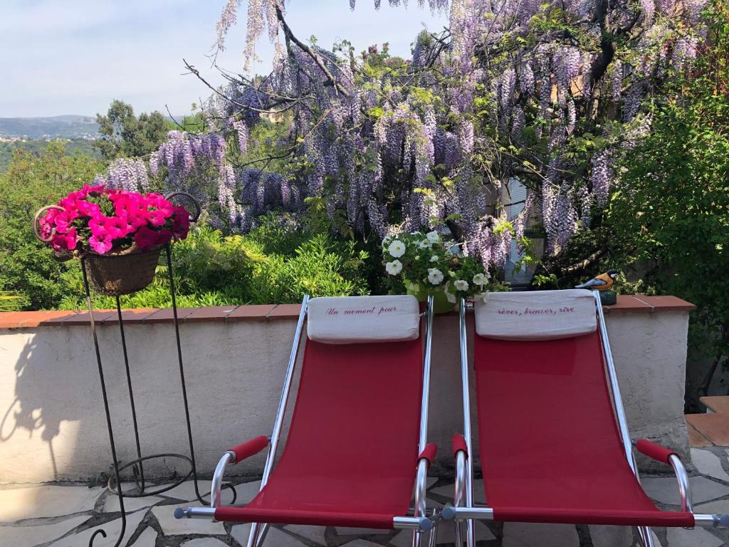 Ein Garten an der Unterkunft Les Grimaldines - Maison d&#39;Hôtes