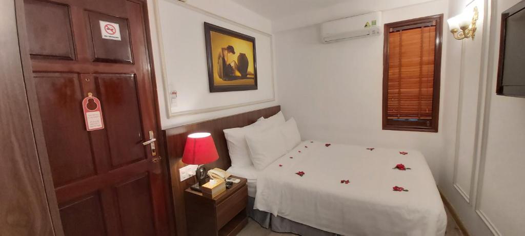 Postel nebo postele na pokoji v ubytování Hanoi Endless Hotel