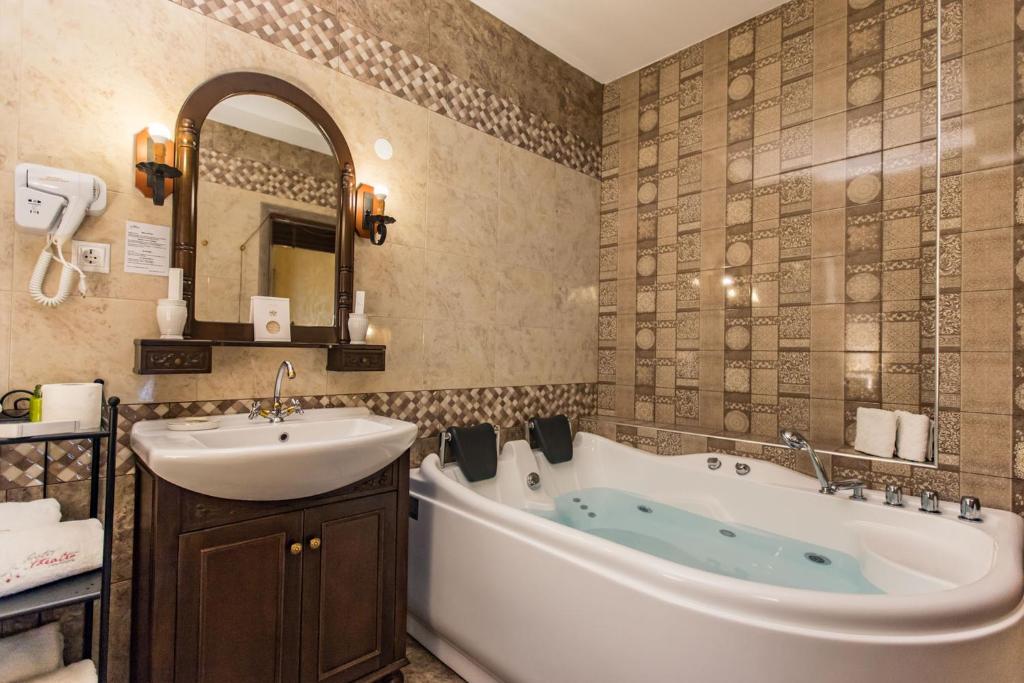 Koupelna v ubytování Theatro Hotel Odysseon