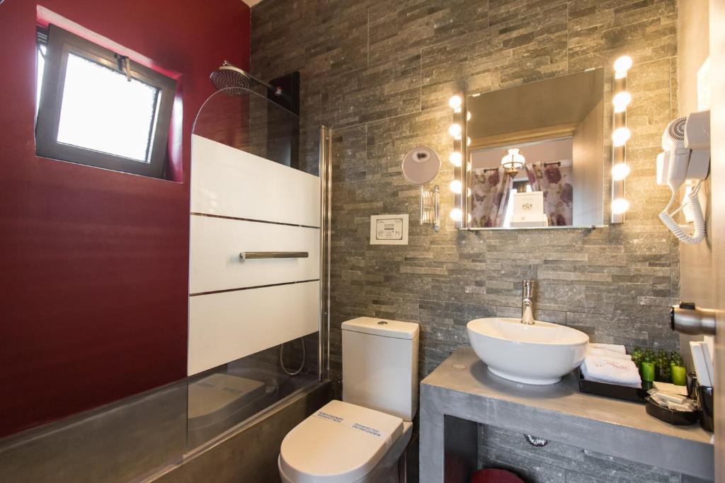 Koupelna v ubytování Theatro Hotel Odysseon