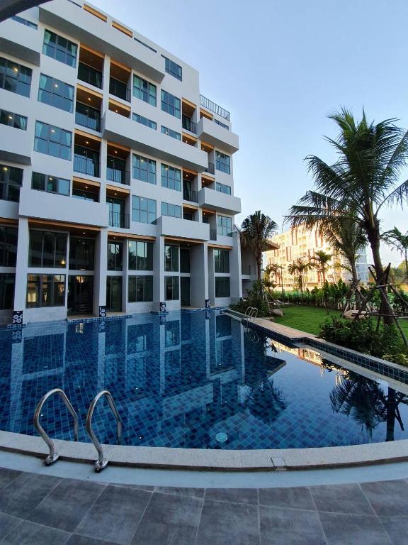 Bazén v ubytování Atom Phuket Hotel -SHA Plus nebo v jeho okolí
