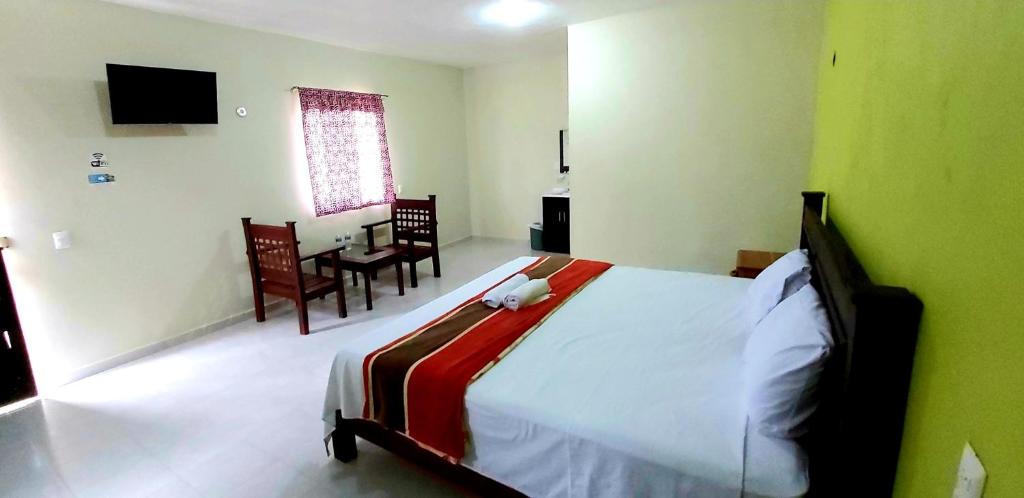 Postel nebo postele na pokoji v ubytování HOTEL VILLA CALAKMUL