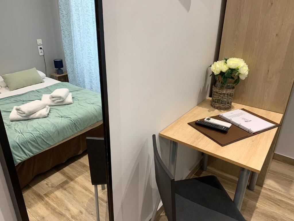 Postel nebo postele na pokoji v ubytování Hotel le Nice Etoile