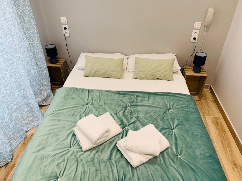 Postel nebo postele na pokoji v ubytování Hotel le Nice Etoile