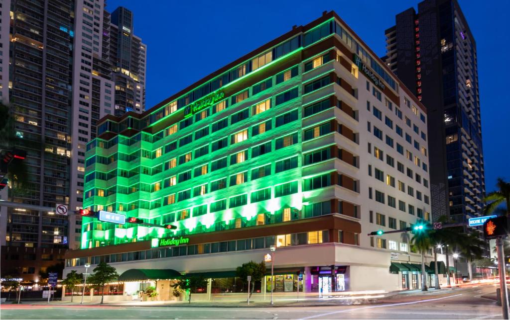 un gran edificio con ventanas verdes en una calle de la ciudad en Holiday Inn Hotel Port of Miami-Downtown, an IHG Hotel, en Miami