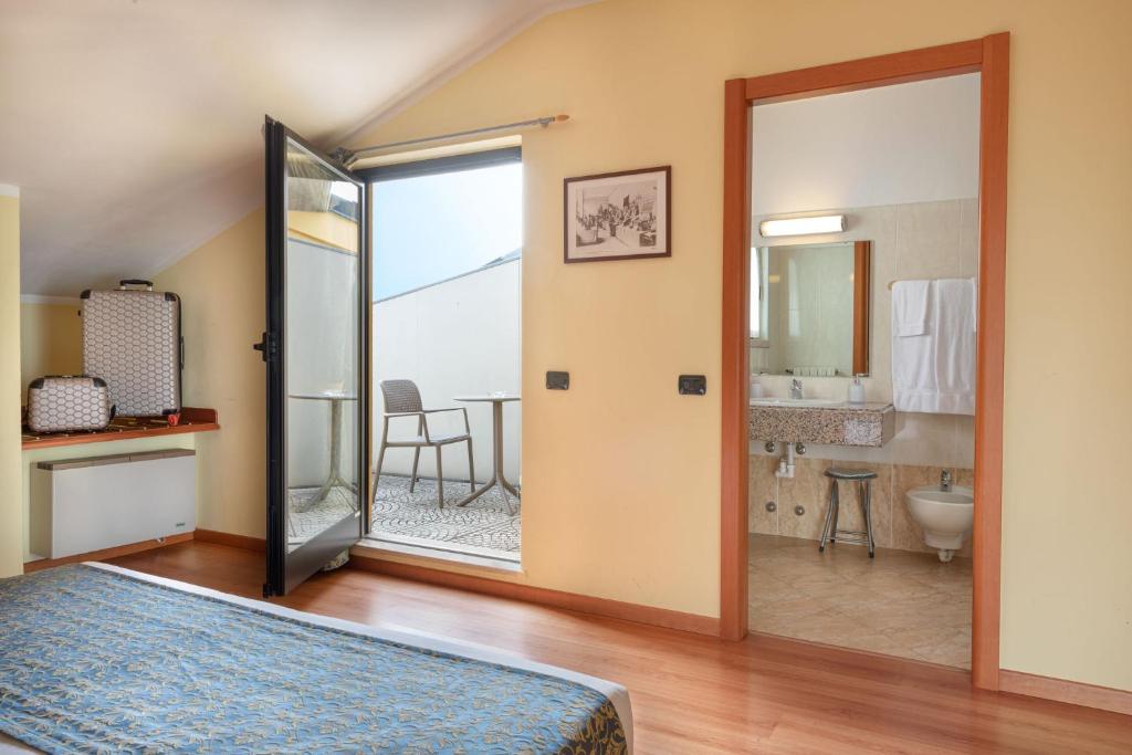 Postel nebo postele na pokoji v ubytování Hotel Postumia
