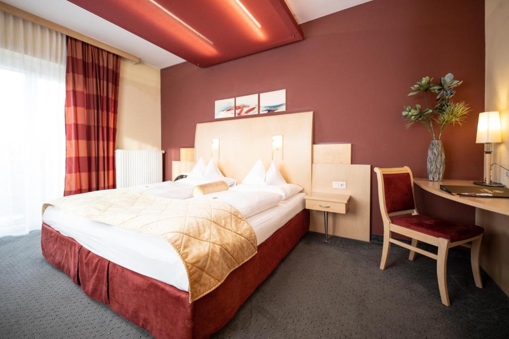 A bed or beds in a room at Hotel Landliebe