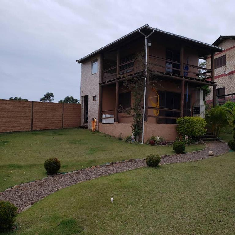  A casa é sua! Linda casa na praia do Rosa!